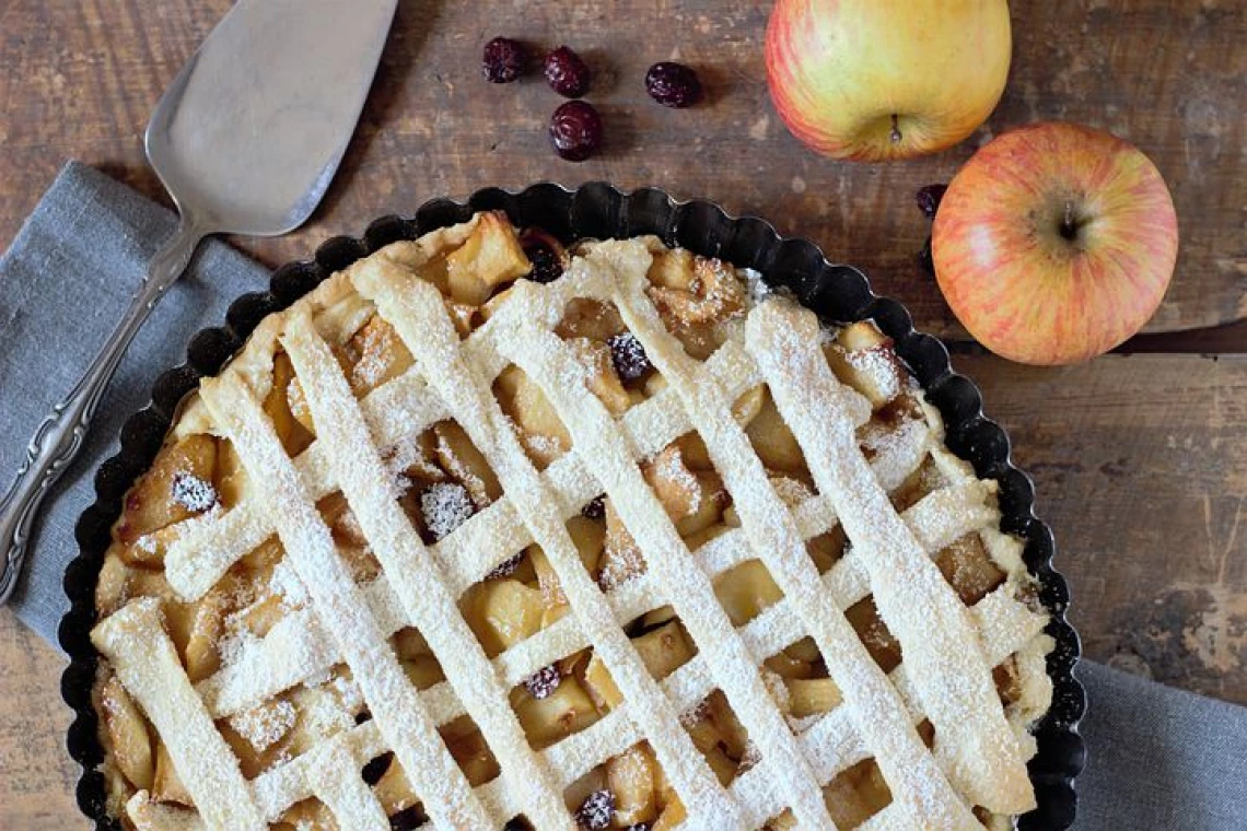 A freshly made apple pie